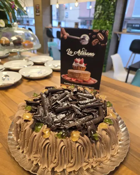 Tarta de trufa con chocolate rallado y fruta confitada, en La Artesana, Parla