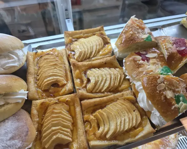 Tartaletas de manzana y roscón en vitrina, en La Artesana, Parla