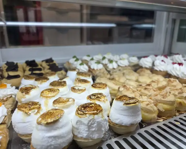 Tartaletas de merengue tostado en vitrina, en La Artesana, Parla