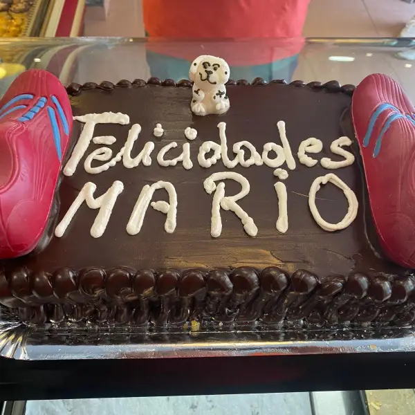 Tarta de chocolate personalizada con zapatillas rojas, en La Artesana, Parla