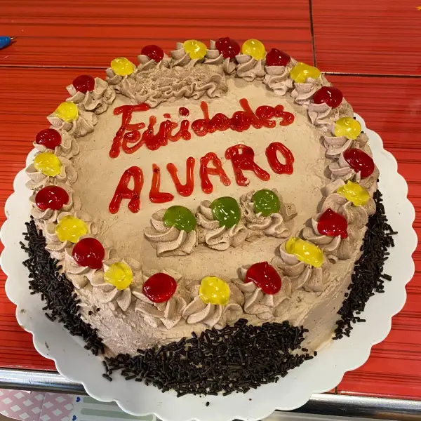 Tarta de cumpleaños para Álvaro con guindas, en La Artesana, Parla