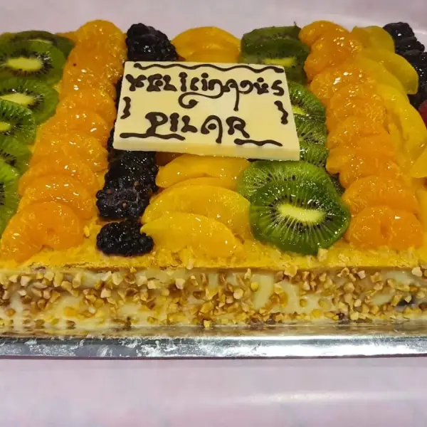 Tarta de frutas con crema y felicitación para Pilar, en La Artesana, Parla