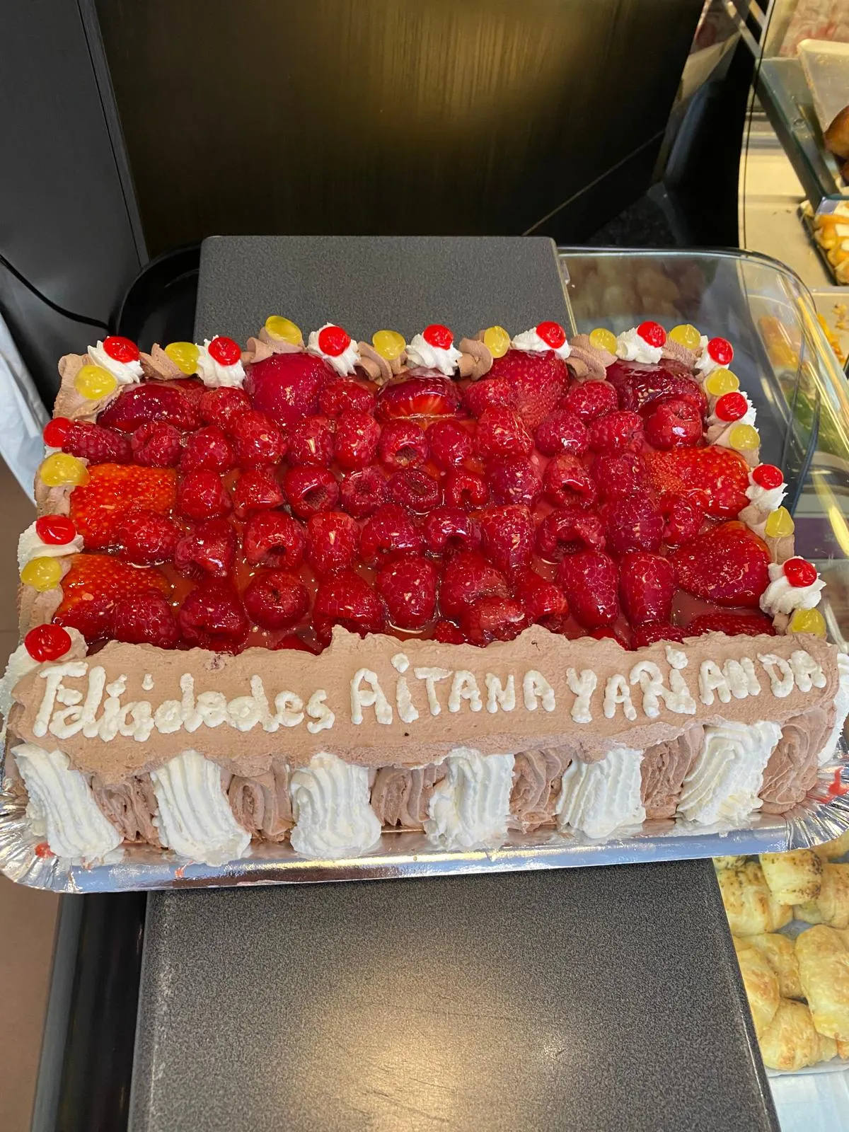 Tarta de cumpleaños de fresas y frambuesas