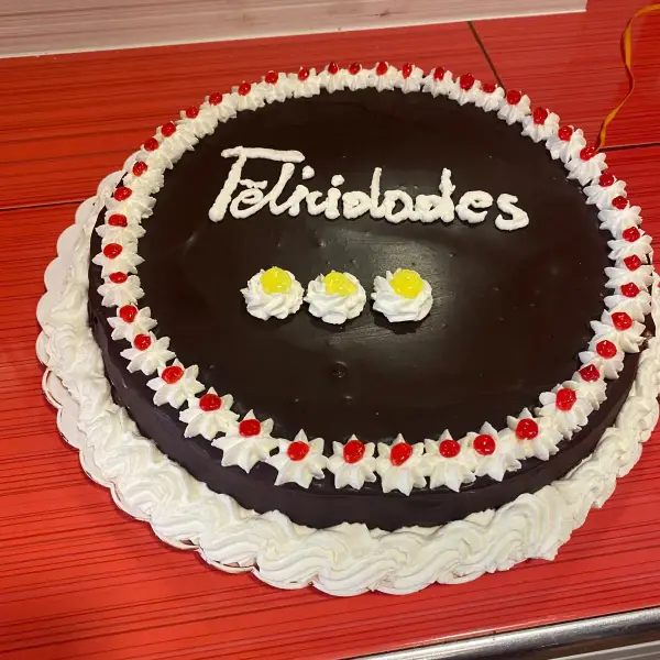 Tarta grande de chocolate Felicidades con nata, en La Artesana, Parla