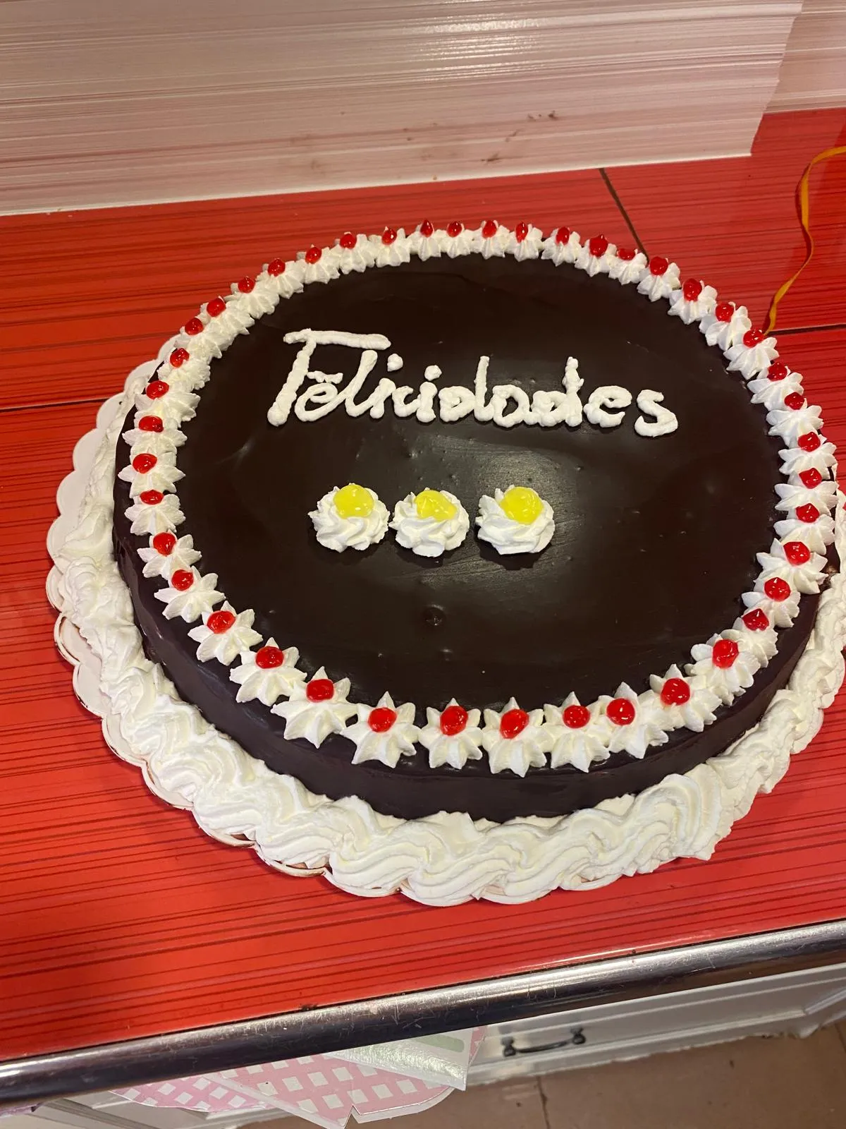 Tarta grande de chocolate Felicidades con nata, en La Artesana, Parla