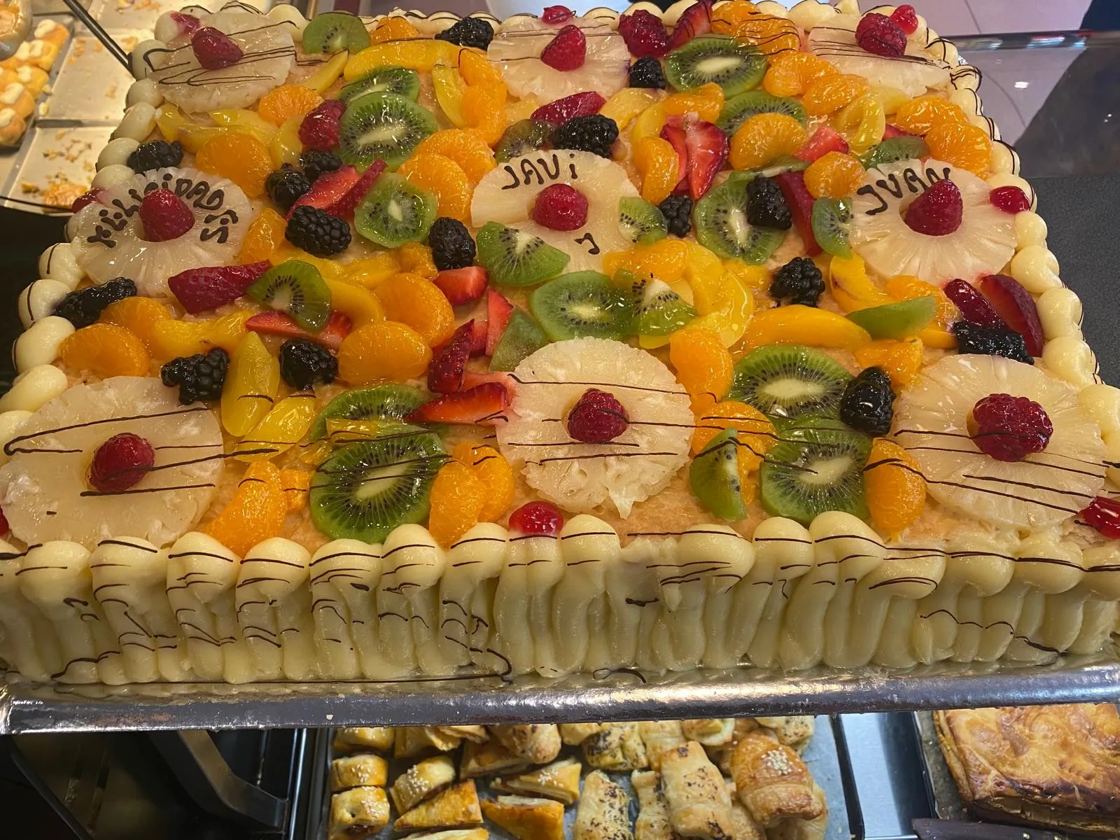 Tarta grande de frutas con kiwi y melocotón