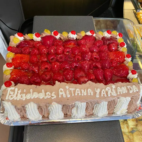 Tarta rectangular de fresas con felicitación, en La Artesana, Parla