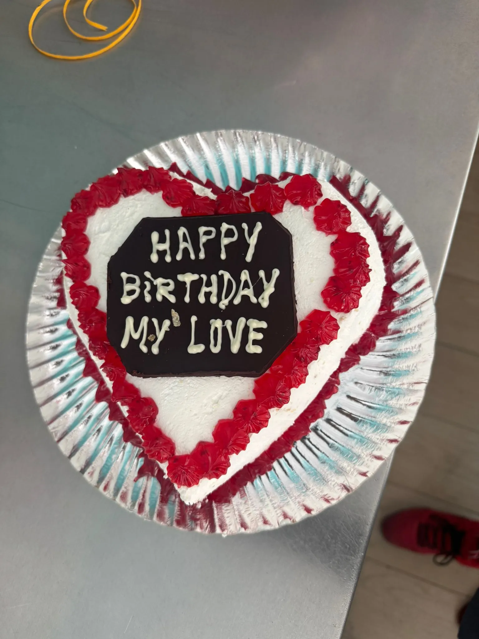 Tarta Selva Negra artesanal con nata y virutas de chocolate para encargos en La Artesana