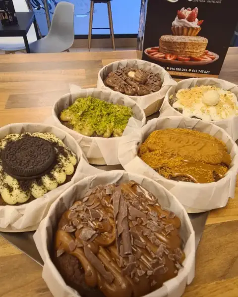 Tartitas individuales de Oreo, pistacho y Lotus, en La Artesana, Parla