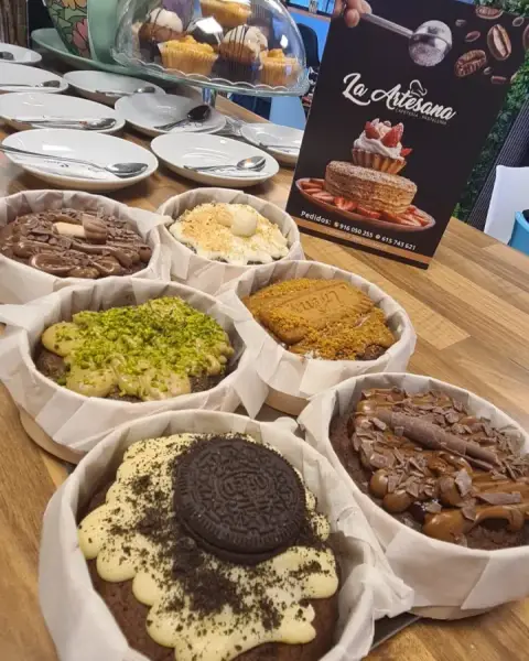 Surtido de tartitas individuales de Oreo, pistacho y Lotus, en La Artesana, Parla