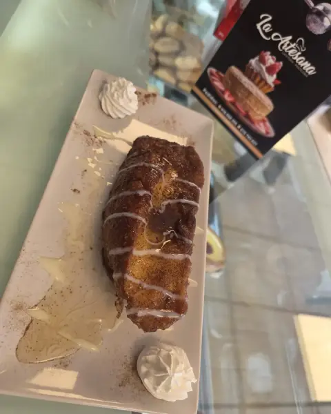Torrija caramelizada con nata en plato, en La Artesana, Parla