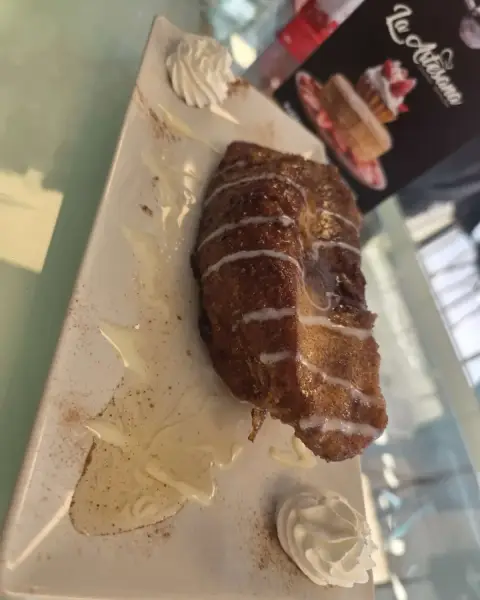 Torrija caramelizada con nata en plato de postre, en La Artesana, Parla