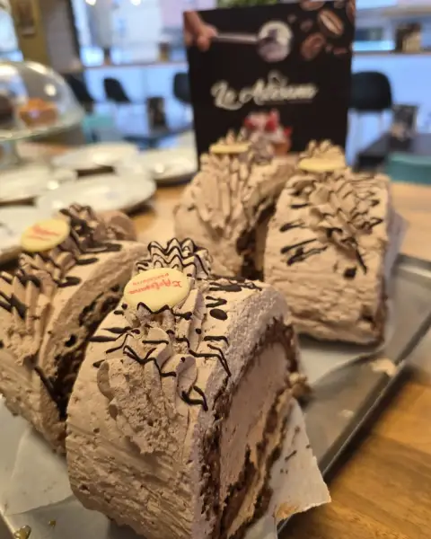 Troncos de chocolate rellenos de crema en bandeja, en La Artesana, Parla