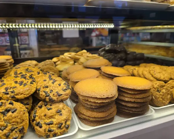 Vitrina con galletas con pepitas de chocolate, en La Artesana, Parla