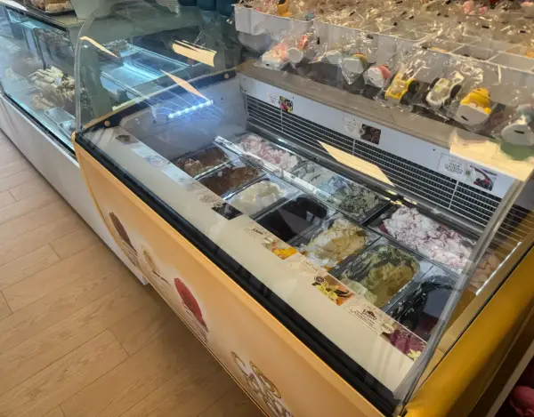 Vitrina de helados artesanales de varios sabores, en La Artesana, Parla