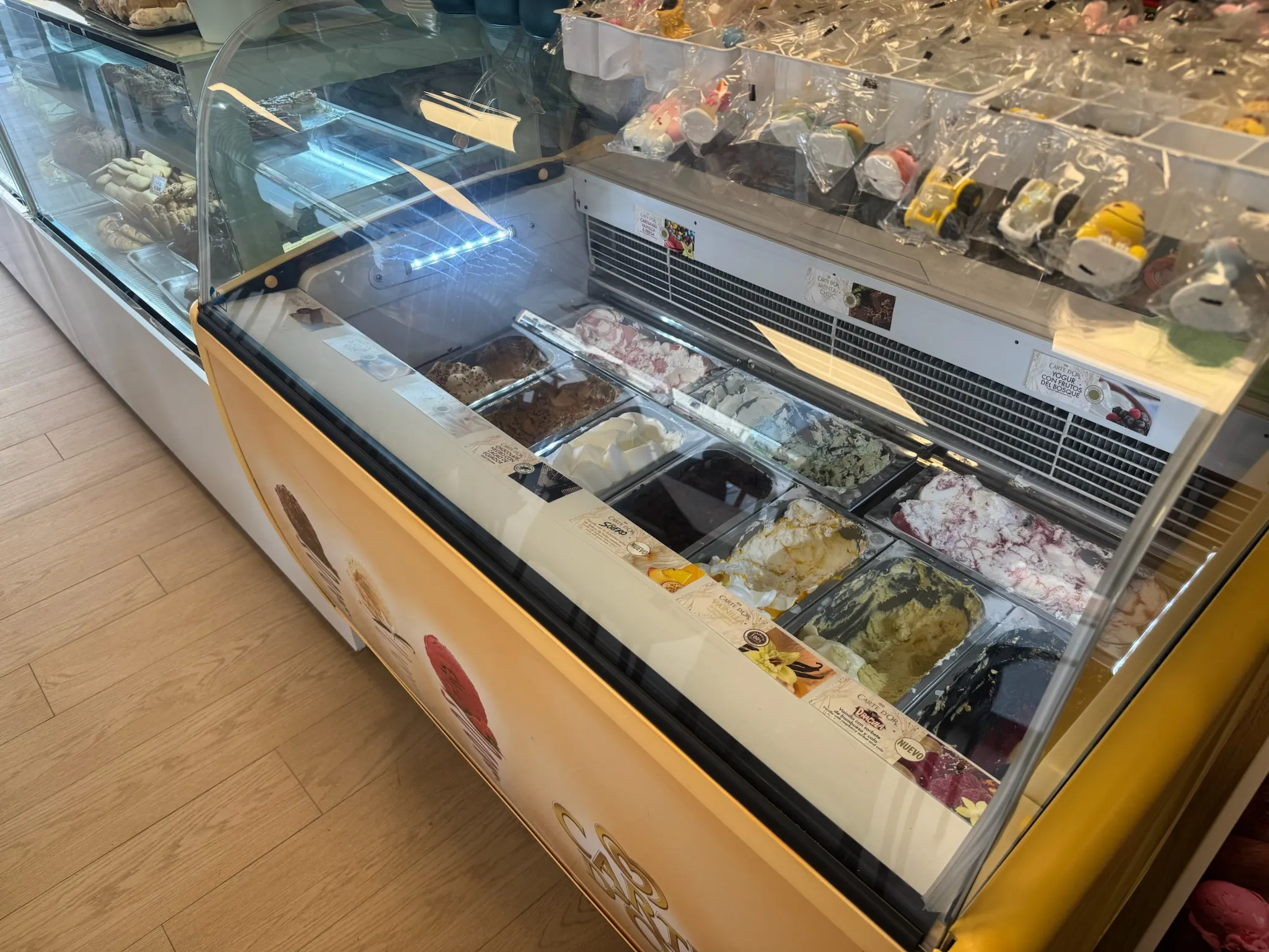 Mostrador con una gran variedad de sabores de helado artesanal
