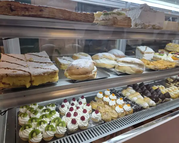 Vitrina de milhojas, berlinas y pastelitos de nata, en La Artesana, Parla