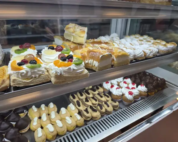Vitrina con milhojas de fruta y pastelitos de nata, en La Artesana, Parla