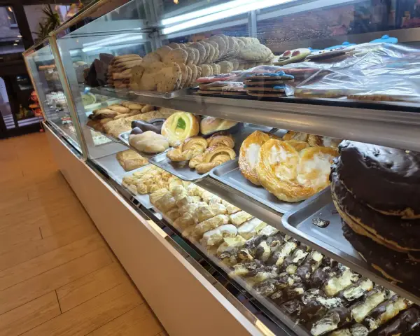 Vitrina con palmeras, galletas y pastas artesanas, en La Artesana, Parla