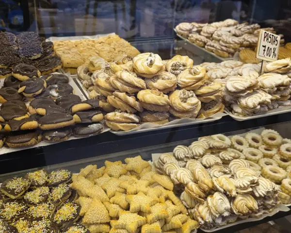 Vitrina de pastas de chocolate, mantequilla y estrellitas, en La Artesana, Parla