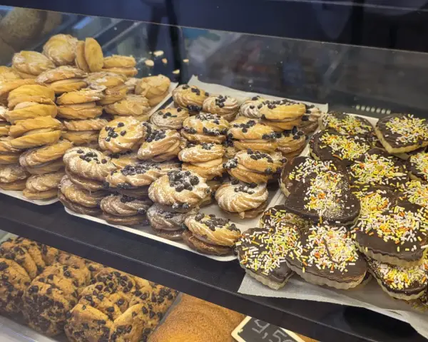 Vitrina con pastas y galletas artesanas, en La Artesana, Parla