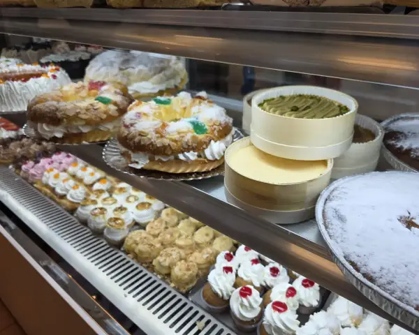 Vitrina con roscones, tartas y pastelitos surtidos, en La Artesana, Parla