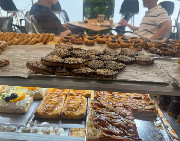 Vitrina con tartaletas de chocolate, manzana y hojaldres, en La Artesana, Parla