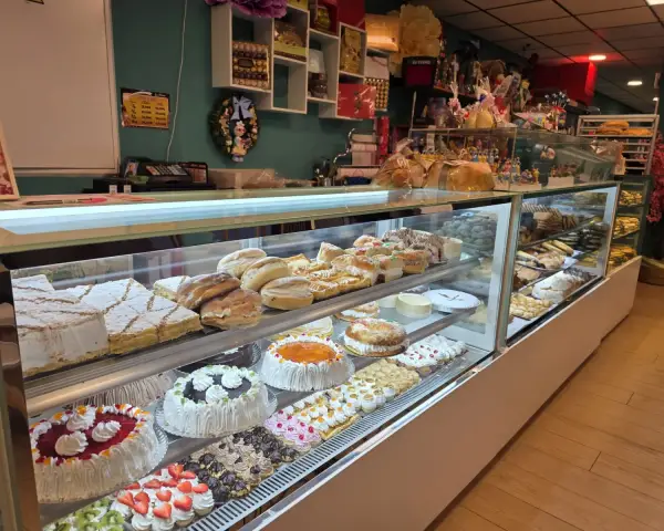 Vitrinas con tartas y pasteles del local, en La Artesana, Parla