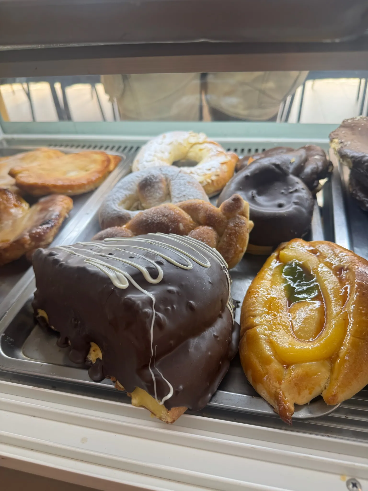 Pack sorpresa con una selección de bollería y pasteles artesanales de La Artesana