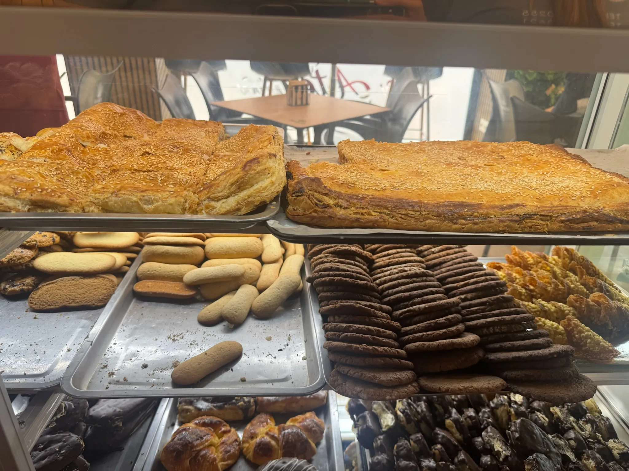 Surtido de pastas de té y hojaldres salados para encargos en La Artesana